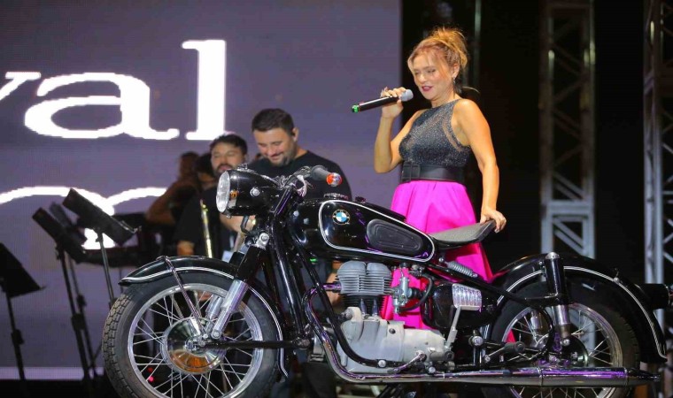 Şevval Sam NG Afyon MotoFestte motosikleti ile sahne aldı