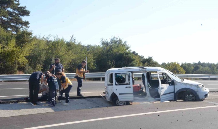 Seyir halinde lastiği patlayan araçta bulunan 4 kişi yaralandı