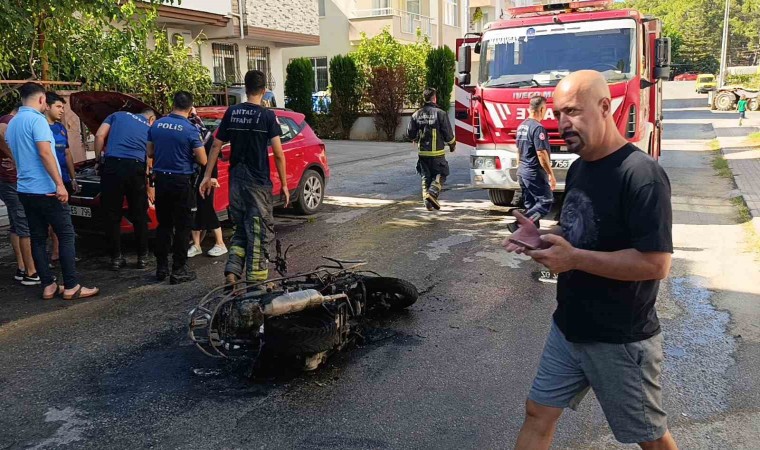 Seyir halindeyken yanan motosikleti mahalle sakinleri söndürdü