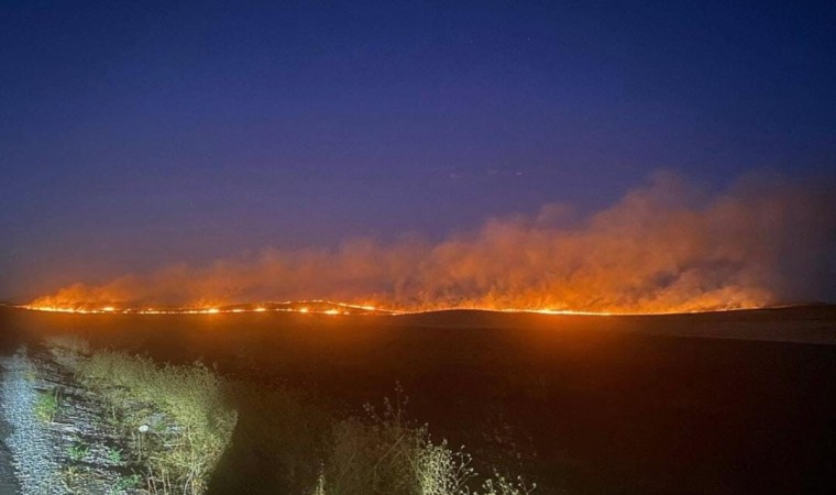 Siirtte çıkan anız yangını yerleşim yerine sıçramadan söndürüldü