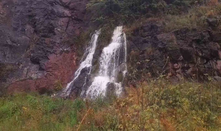 Sinoptaki yağışların ardından kayalık alanda şelale oluştu