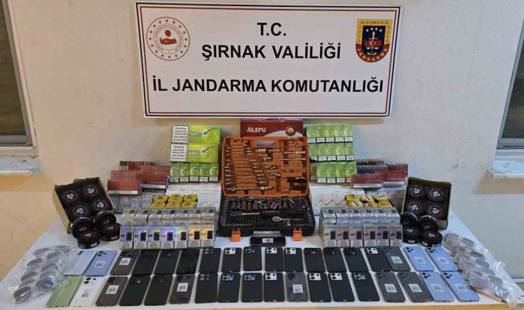 Şırnakta jandarma ekipleri 12 araçta gümrük kaçağı malzeme ele geçirdi