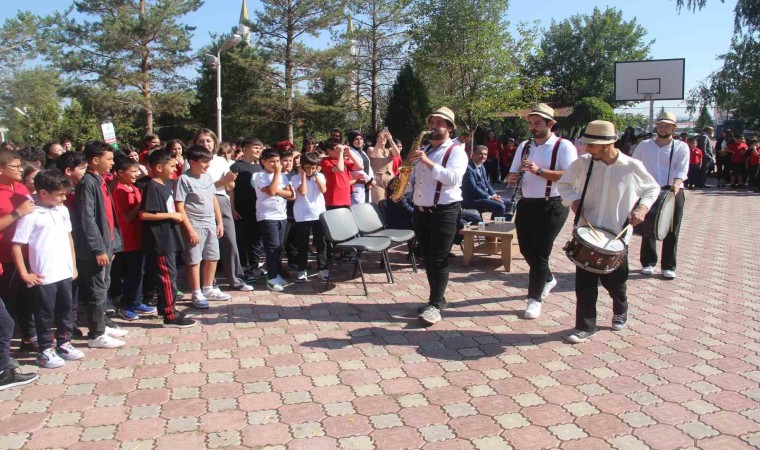 Sivasta öğrenciler güle oynaya dersbaşı yaptı