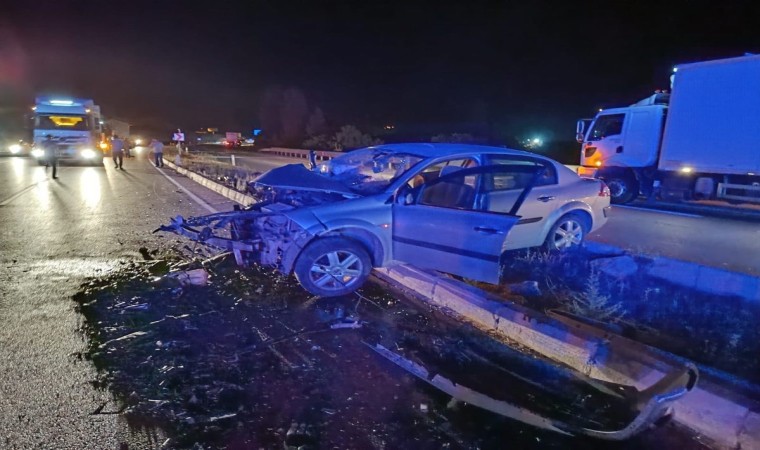 Sivasta otomobiller kafa kafaya çarpıştı: 1 ölü 2 yaralı