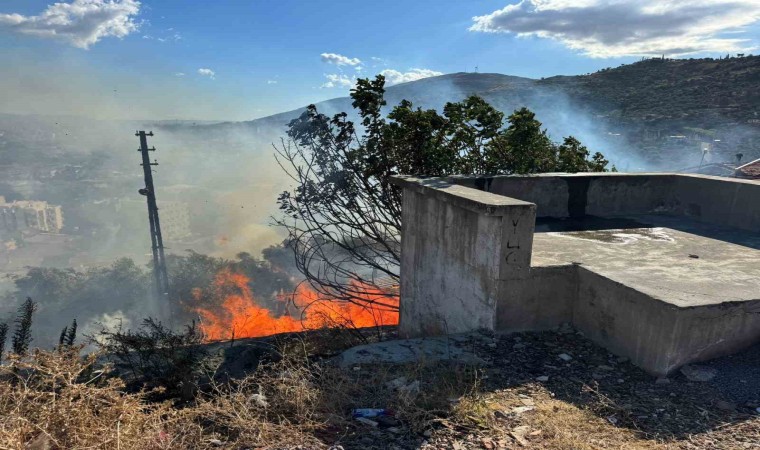 Sökede otluk alanda çıkan yangın ahıra sıçradı