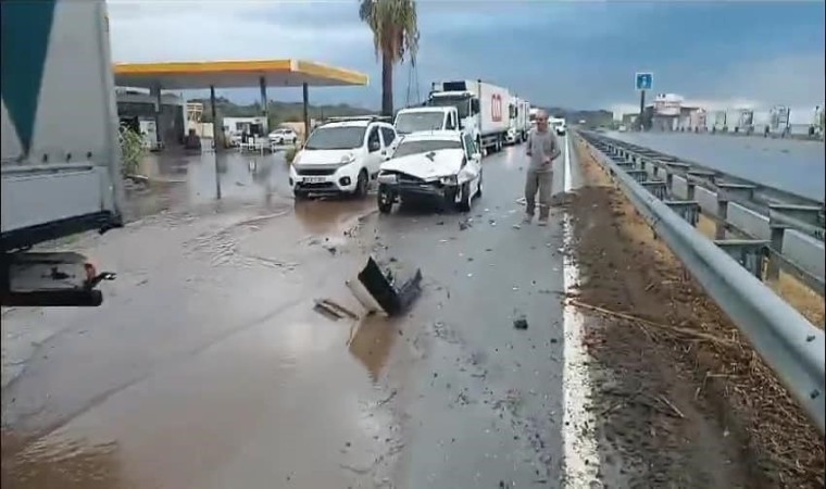 Sökede sağanak yağış kazaya neden oldu: 3 yaralı