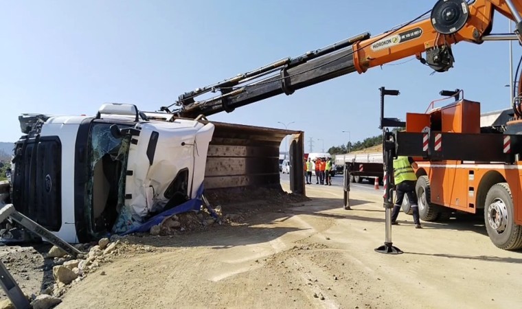 Sultanbeylide hafriyat yüklü kamyon devrildi: 1 yaralı