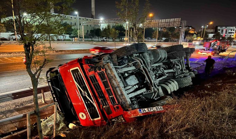 Sultangazide karşı şeride geçen hafriyat kamyonu, bariyere çarparak devrildi