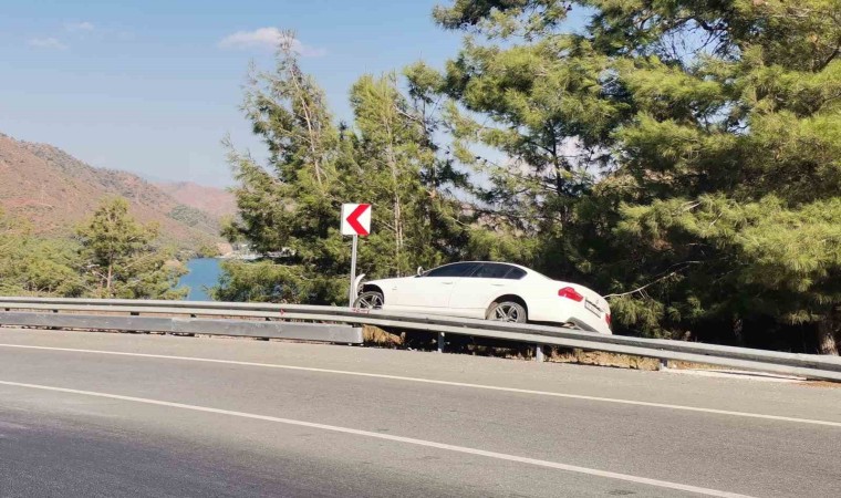 Sürücü denize uçmaktan son anda kurtuldu