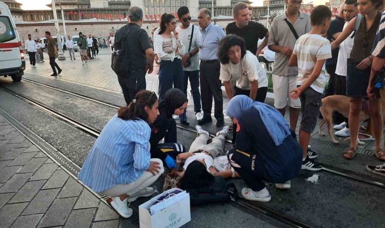 Taksimde bir genç kız epilepsi nöbeti geçirdi