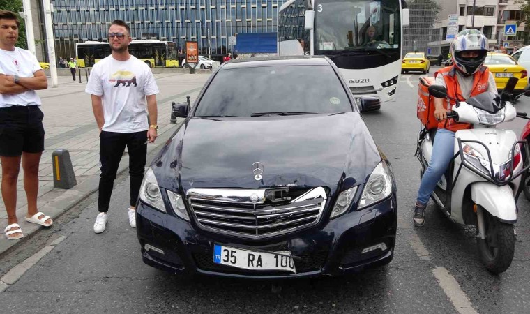 Taksimde hatalı sollama kazaya neden oldu: Motosiklet ile lüks araç birbirine girdi