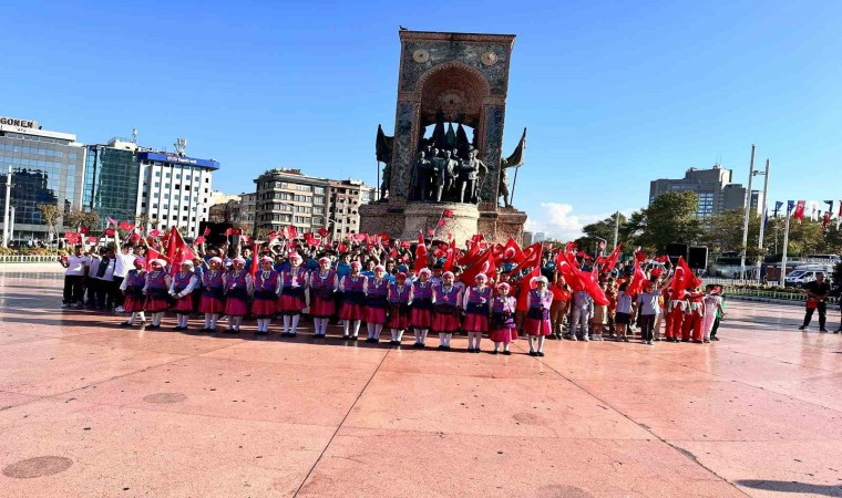 Taksimde yeni eğitim öğretim yılı nedeniyle tören düzenledi