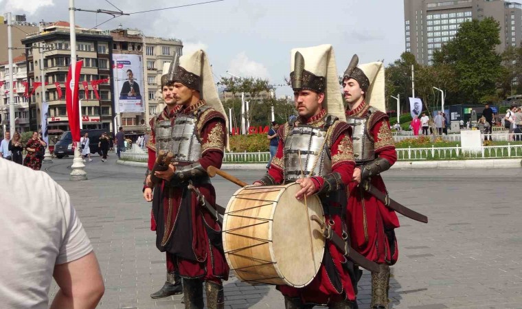 Taksimde Yeniçeriler dizinin yeni sezonunu duyurdu, vatandaşlar o anları kayda aldı