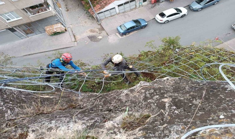 Tarihi kaleye deprem önlemi: Kayaların üzeri çelik ağlarla örülüyor