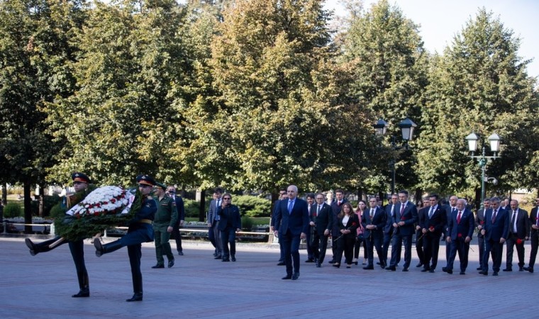 TBMM Başkanı Kurtulmuş, Moskovadaki Meçhul Asker Anıtına çelenk bıraktı