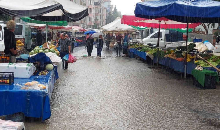 Tekirdağda şiddetli yağış, Salı Pazarını sular altında bıraktı