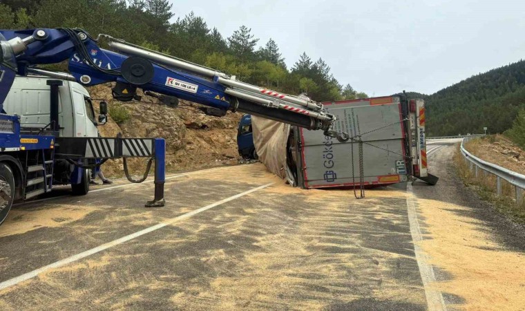 Tersun Dağı geçidinde tır devrildi, makarnalar yola saçıldı