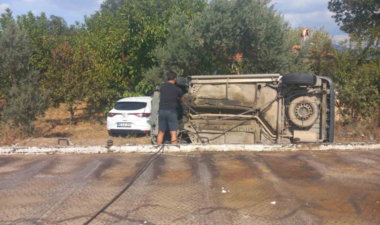 Ticari araçla çarpışan otomobil, bir evin bahçesine daldı