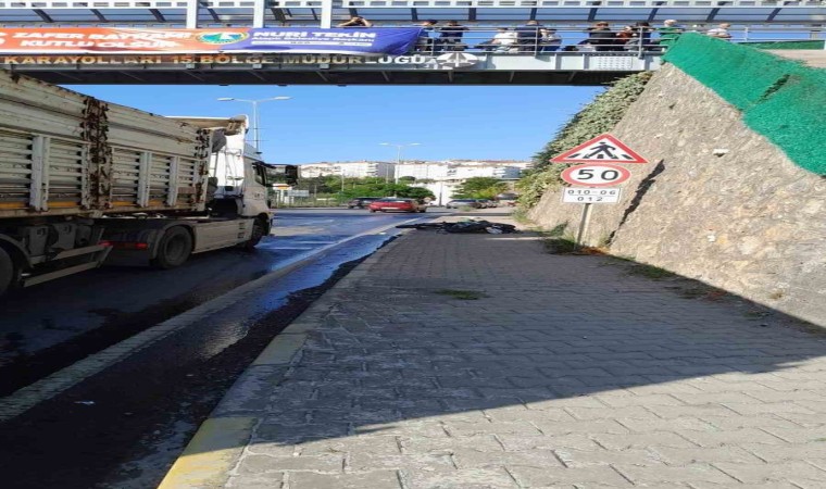 Tırın çarptığı motosiklet sürücüsü hayatını kaybetti, ağabeyi yaralı