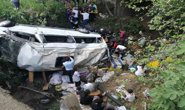 Tokatta fındık işçilerini taşıyan minibüs devrildi, çok sayıda yaralı var