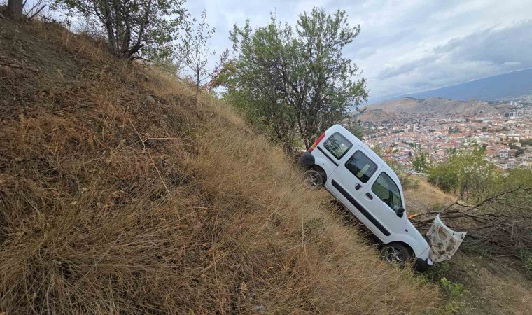 Tokatta uçuruma yuvarlanan araç ağaca çarparak durdu