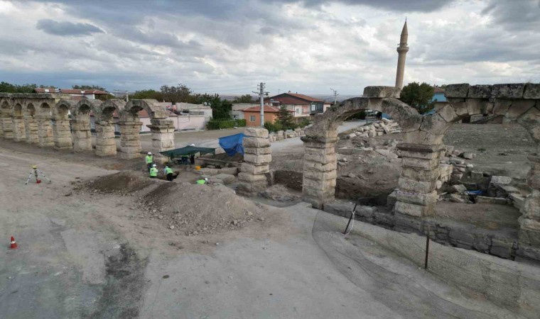 Toprak altında kalan 2 bin yıllık su kemerleri gün yüzüne çıkartılıyor