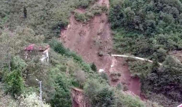 Trabzondaki şiddetli yağışlar sonrasında Arsin ilçesi Güneyce mahallesinde heyelan tehdidi