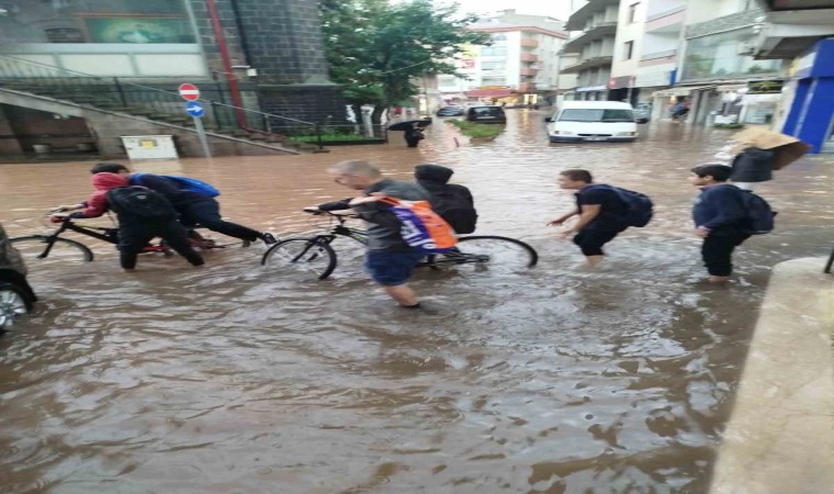 Trabzonun Araklı ilçesinde şiddetli yağış etkili oluyor