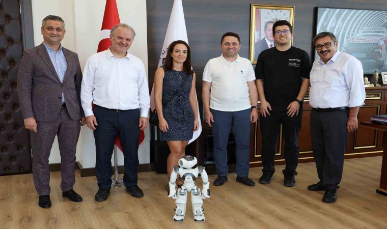 TÜBİTAK destekli robot projesi, Rektör Türkdoğana tanıtıldı