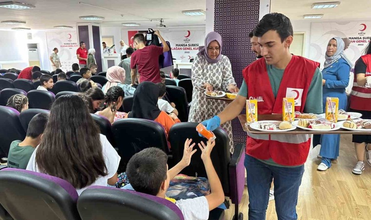 Türk Kızılaydan yetim öğrencilere kırtasiye yardımı