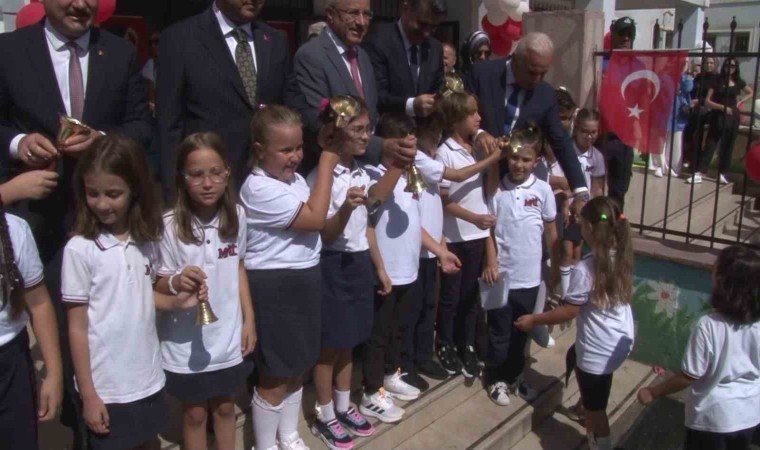 Ümraniyede öğrenciler için ders zili çaldı, yeni eğitim öğretim yılı başladı