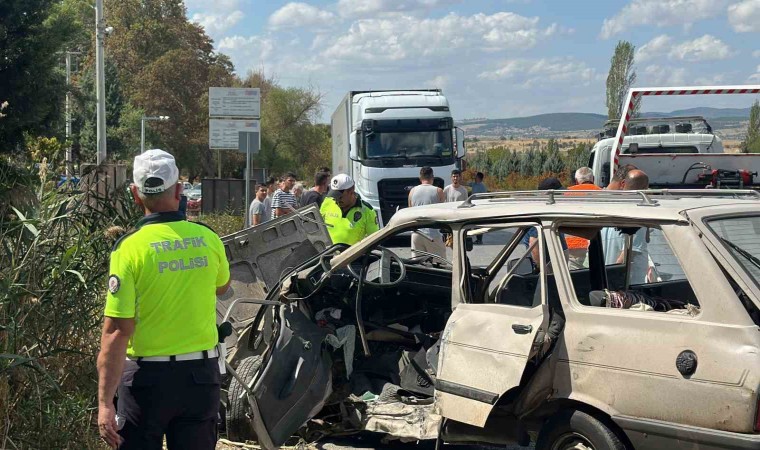 Uşakta otomobiller çarpıştı: 1 ölü, 4 yaralı