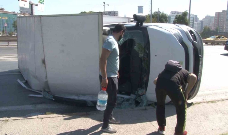 Üsküdarda ev eşyası taşıyan kamyonet yan yattı: 1 yaralı