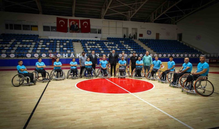 Vali Çelikten engelli sporculara sandalye desteği