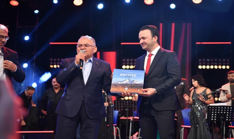 Valilik ve Büyükşehirden TRT sanatçıları şehir konserleri ile Kayseriye unutulmaz müzik keyfi