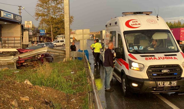 Yağış sebebiyle kayganlaşan yolda araç bariyerlere çarptı: 1 yaralı