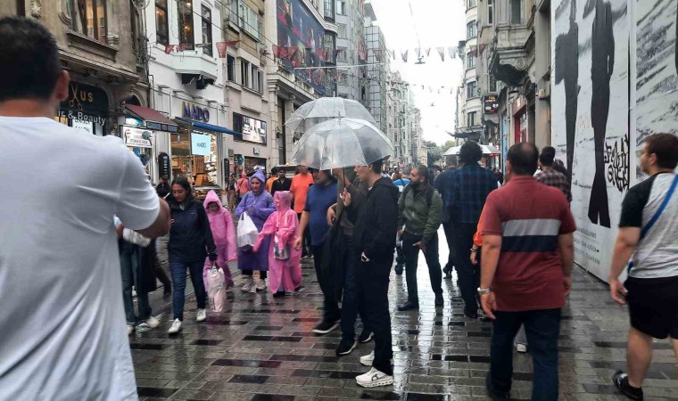 Yağmura Taksim Meydanında yakalanan vatandaşlar zor anlar yaşadı