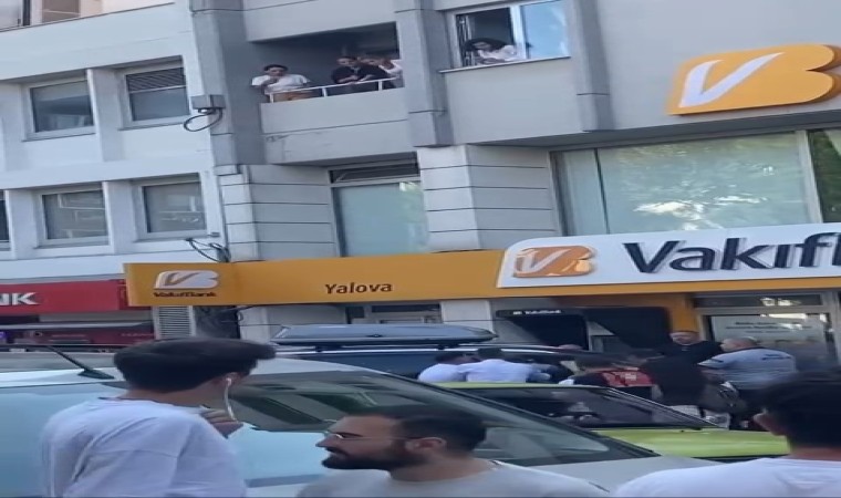 Yalovada işlemi yapılmayınca bankanın önüne otomobilini çekti