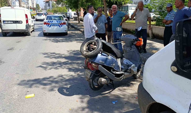 Yaya geçidinden geçen motosiklete otomobil çarptı: Yaşlı sürücü yaralandı