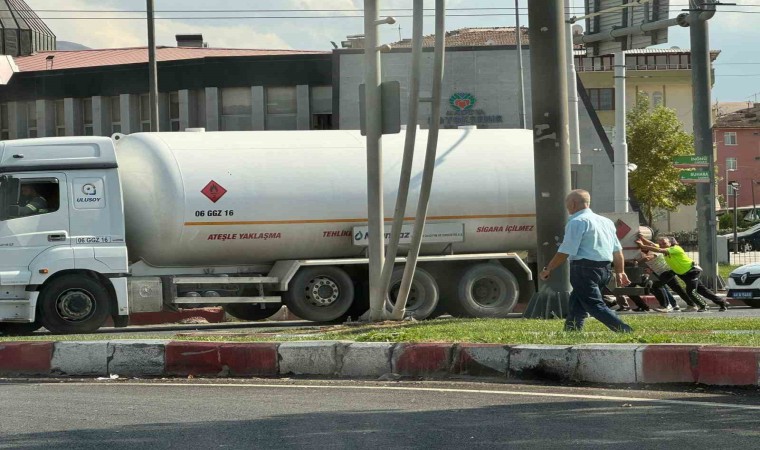 Yolda kalan yakıt tankerini imdadına polis ekipleri yetişti