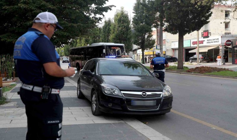 Zabıta kaldırımlara park eden araçları affetmedi