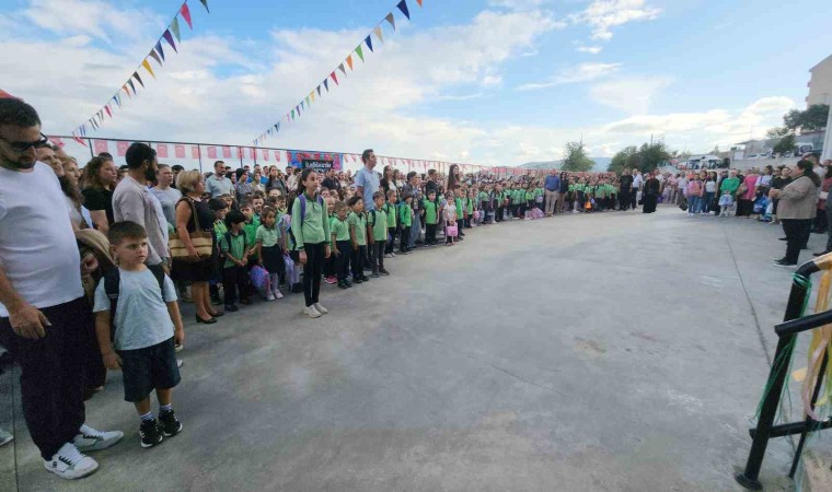 Zonguldakta öğrencilerin okul heyecanı: İlk ders zili çaldı