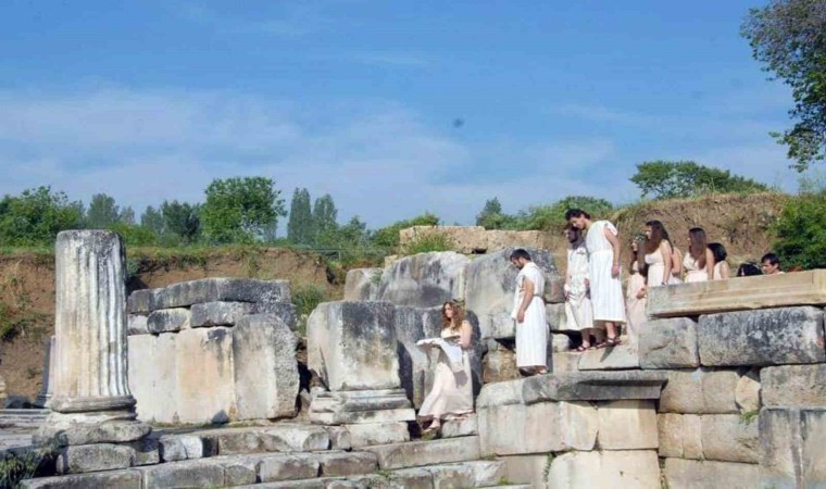 3 bin 500 yıl önceki tören giysiler ile Laginadan Stratonikeiaya anahtar taşınacak