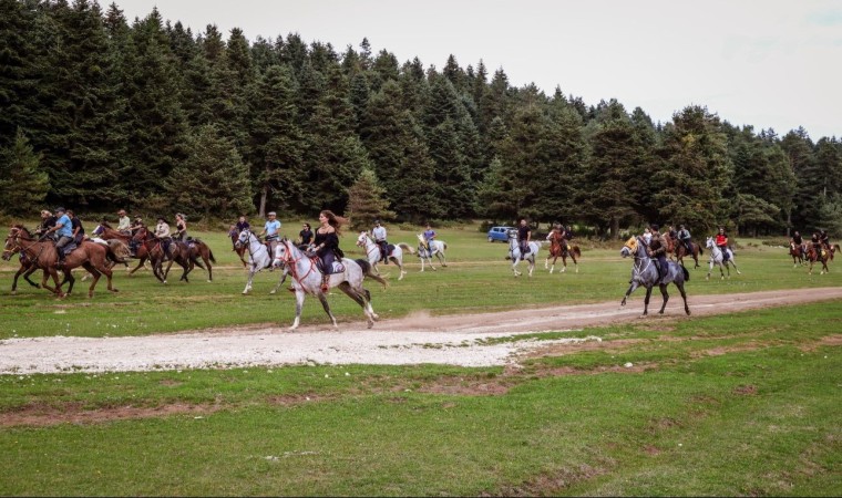 80 at binicisi At Yaylasında doğanın tadını çıkardı