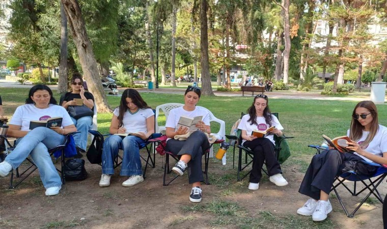 Adanada teknoloji bağımlılığına dikkat çekmek için parkta kitap okudular