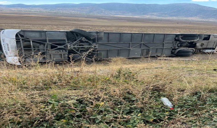 Afyonkarahisarda turist kafilesi taşıyan otobüs devrildi, 1i ağır 20 kişi yaralandı