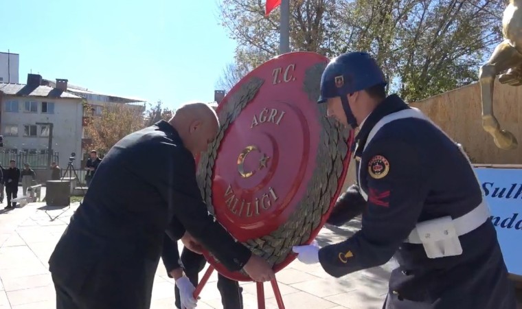 Ağrıda 29 Ekim nedeniyle çelenk sunma töreni yapıldı