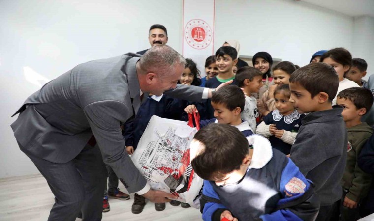 Ağrıda ihtiyaç sahibi öğrencilere kışlık giysi desteği