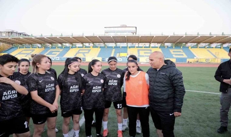 Ağrının tek kadın futbol takımı, “kız çocukları” için yeşil sahada ter döktü