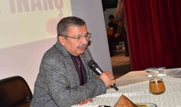 Ahlatta araştırmacı yazar Hayati İnanç söyleşisi yoğun ilgi gördü